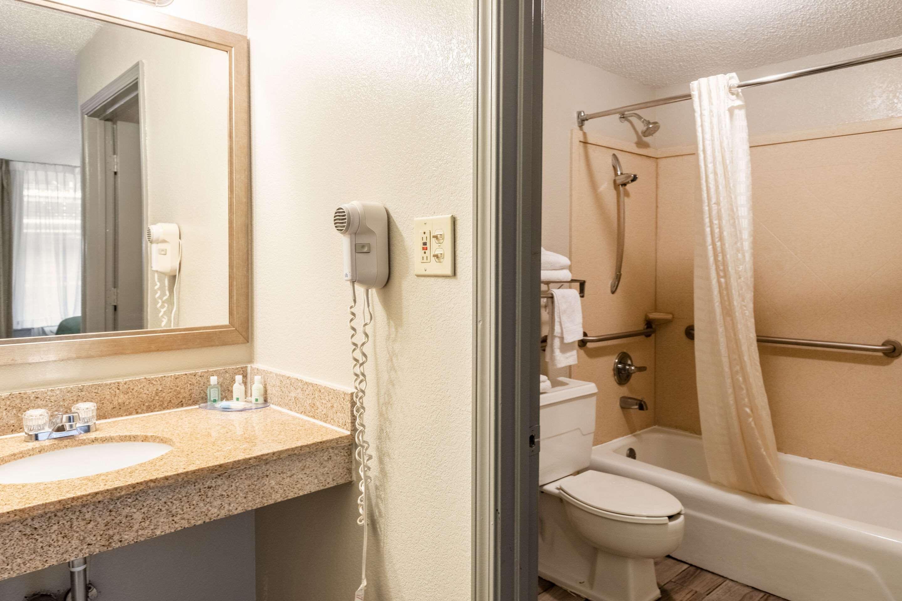 Quality Inn Newport Eksteriør billede